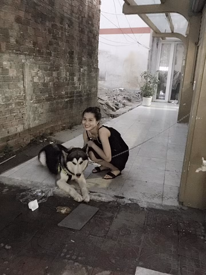Ngoài đời, Lan Anh là cô gái khá vui vẻ, hòa đồng và có cuộc sống tương đối giản dị.