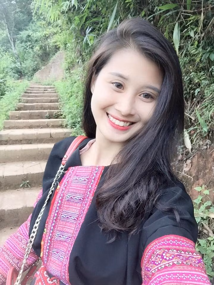 Hiện tại, ngoài công việc chính của mình, Lan Anh còn kinh doanh một số mặt hàng thời trang như quần áo, túi xách, phụ kiện trên Facebook. Tuy nhiên, cô nàng đã có một trang bán hàng riêng và không hề bộc lộ ý định lợi dụng việc được nhiều người chú ý gần đây để thúc đẩy, tạo hiệu quả cho công việc kinh doanh của mình.