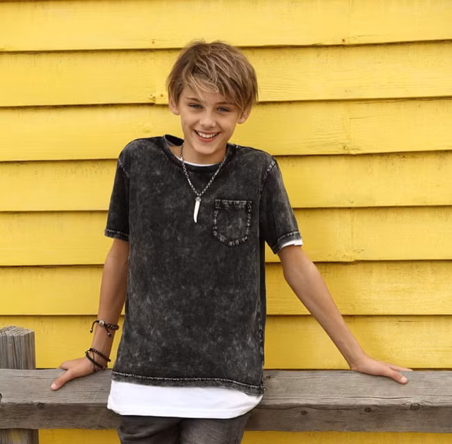 Hot boy Australia William Franklyn-Miller còn được biết đến với hình ảnh của một diễn viên trẻ tài năng khi tham gia các bộ phim như The Resurgence (2016) hay Jack Irish (2016). Hiện nay, cậu bé tóc vàng đang làm người mẫu cho nhiều hãng thời trang nổi tiếng trên thế giới.