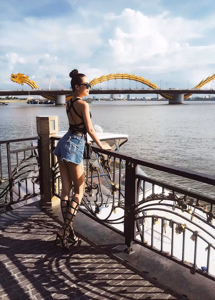Với chiều cao 1m72, Tường Vi luôn tự tin diện maxi dáng dài, thướt tha, gợi cảm.