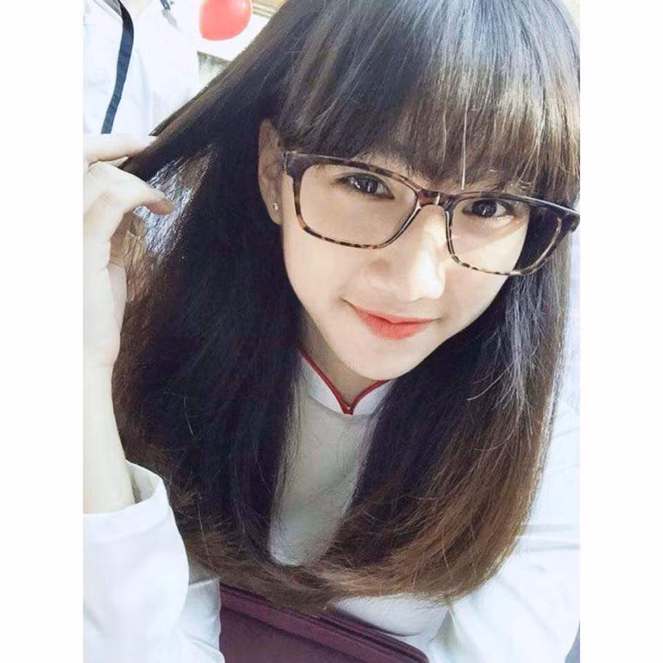 Đúng với độ tuổi ô mai mơ, Phương Anh thường xuyên chia sẻ các bức ảnh "tự sướng" với gương mặt đáng yêu trên trang cá nhân. Tuy nhiên, nếu so sánh ảnh đời thực với bức ảnh bị chụp trộm trong phòng thi, có lẽ sẽ không được như kỳ vọng của nhiều người.