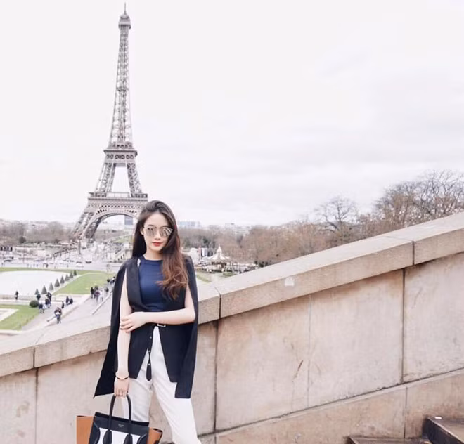 Chưa dừng lại ở đó, Mai Chi còn sở hữu ô tô riêng, rất nhiều món đồ thời trang hàng hiệu. Nổi tiếng từ năm 14 tuổi với hình tượng nữ sinh trong sáng nhưng đến nay, Mai Chi đã trở thành một quý cô "sang chảnh", một tín đồ thời trang thực sự. Cô có phong cách ăn mặc rất hiện đại, thanh lịch... những trang phục, phụ kiện cô sử dụng thường đến từ những thương hiệu lớn, nổi tiếng đình đám trên thế giới.