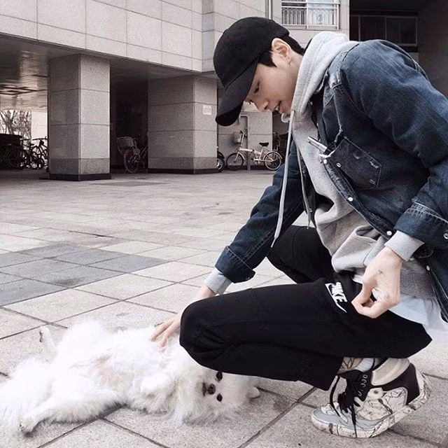 Nếu ai đã từng hâm mộ cô nàng tomboy này thì cũng nên quen mắt với một dung mạo hoàn toàn mới của mỹ nam chuyển giới xứ Kim Chi dần đi nhé. Bởi càng ngày, Lee Tae Gyun lại càng để lộ những bức ảnh đẹp trai không thể nào cưỡng nổi trong một bộ dạng mới toanh.