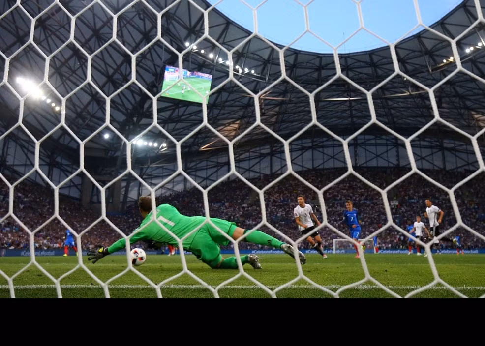 Phút thứ 7, ĐT Pháp có một pha phối hợp rất ngẫu hứng. Griezmann ban bật cùng đồng đội và đi bóng kỹ thuật từ phía cánh trái, vượt qua 2 cầu thủ phòng ngự Đức và tung ra cú sút. Dù pha ra chân của anh hơi thiếu lực nhưng do đường bóng đi hiểm nên thủ thành Neuer cũng phải vất vả đẩy bóng. ĐT Pháp đang chơi hay hơn đối thủ và họ có lợi thế lớn là chủ nhà, được khán giả cổ vũ rất nồng nhiệt.