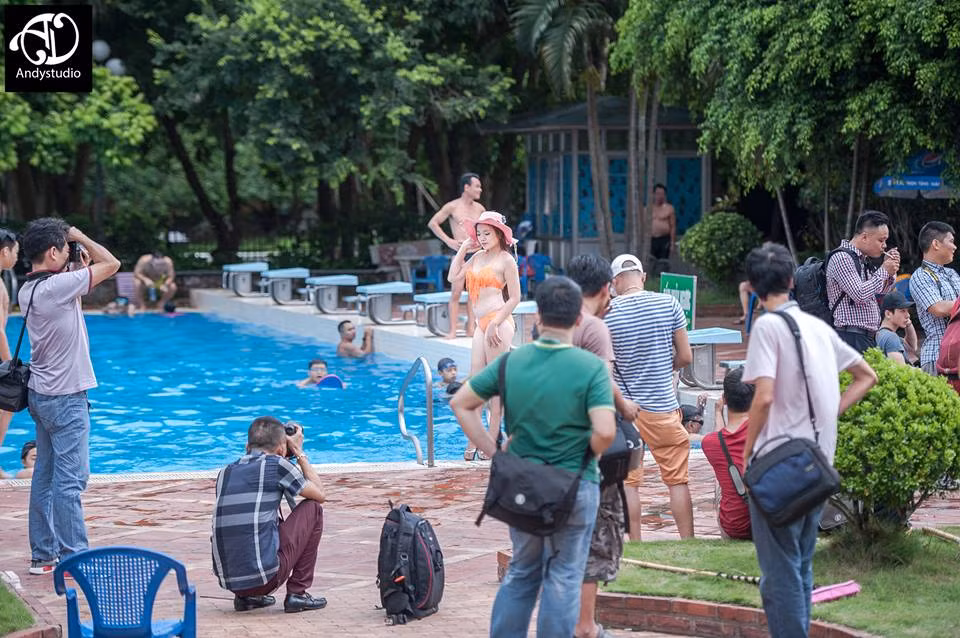 Để hỗ trợ thêm cho nhóm người mẫu, ban tổ chức sự kiện còn chuẩn bị về trang phục, khâu trang điểm, làm tóc cho họ. Nhóm người mẫu khi biết được mục đích từ thiện của sự kiện cũng tỏ ra khá vui vẻ, nhiệt tình dù họ không được nhận tiền cat-xê như những buổi chụp bình thường.