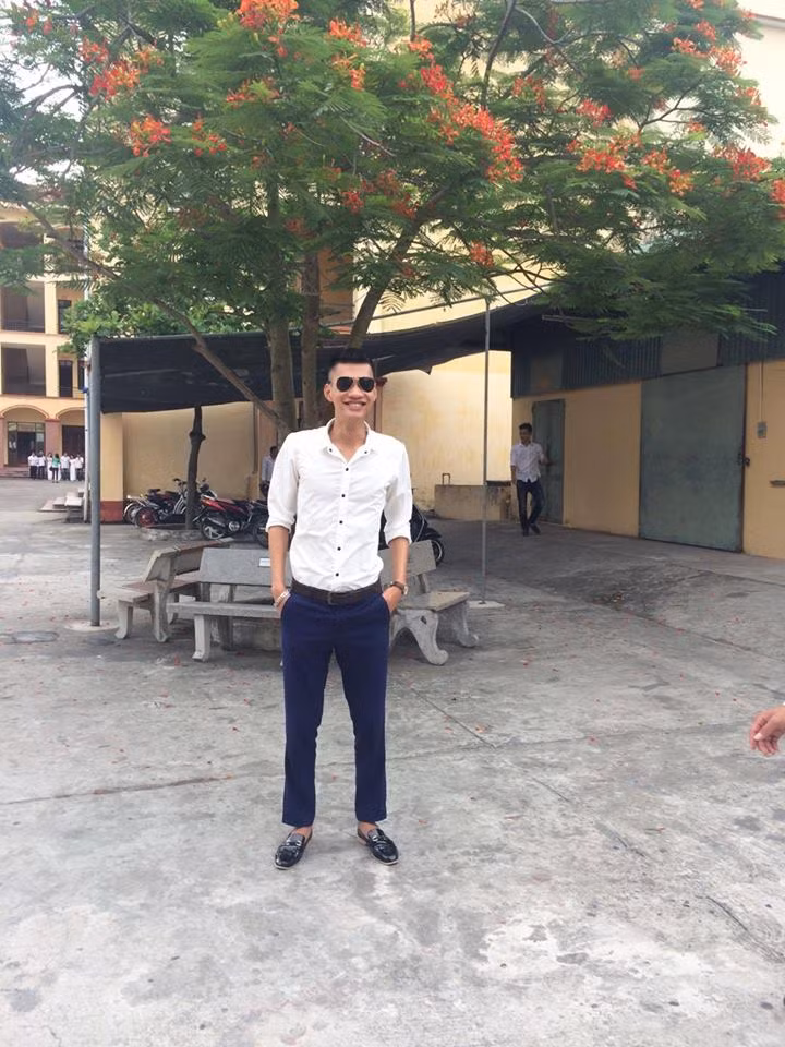 Bên cạnh sự ủng hộ và khen ngợi tình cảm đẹp của hai bạn, không ít dân mạng đã bày tỏ sự quan ngại về sự chênh lệch ngoại hình quá lớn của hai người. Một thành viên trong diễn đàn bình luận: “Mình thấy những cặp đôi như thế thật hài hước. Thử tưởng tượng lúc dắt tay nhau đi chơi, bao nhiêu người chú ý, bàn tán”.