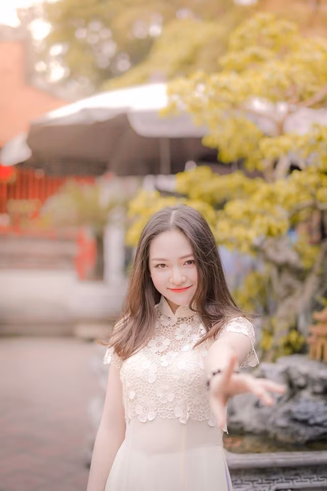 Xem ảnh Giang Hiền chụp tại điểm thi Bách khoa, dân mạng phát hiện nhanh rằng ngón tay áp út của cô có đeo nhẫn. Từ đó truyền đi những tin đồn cô nàng này đã lập gia đình ở tuổi... 18.