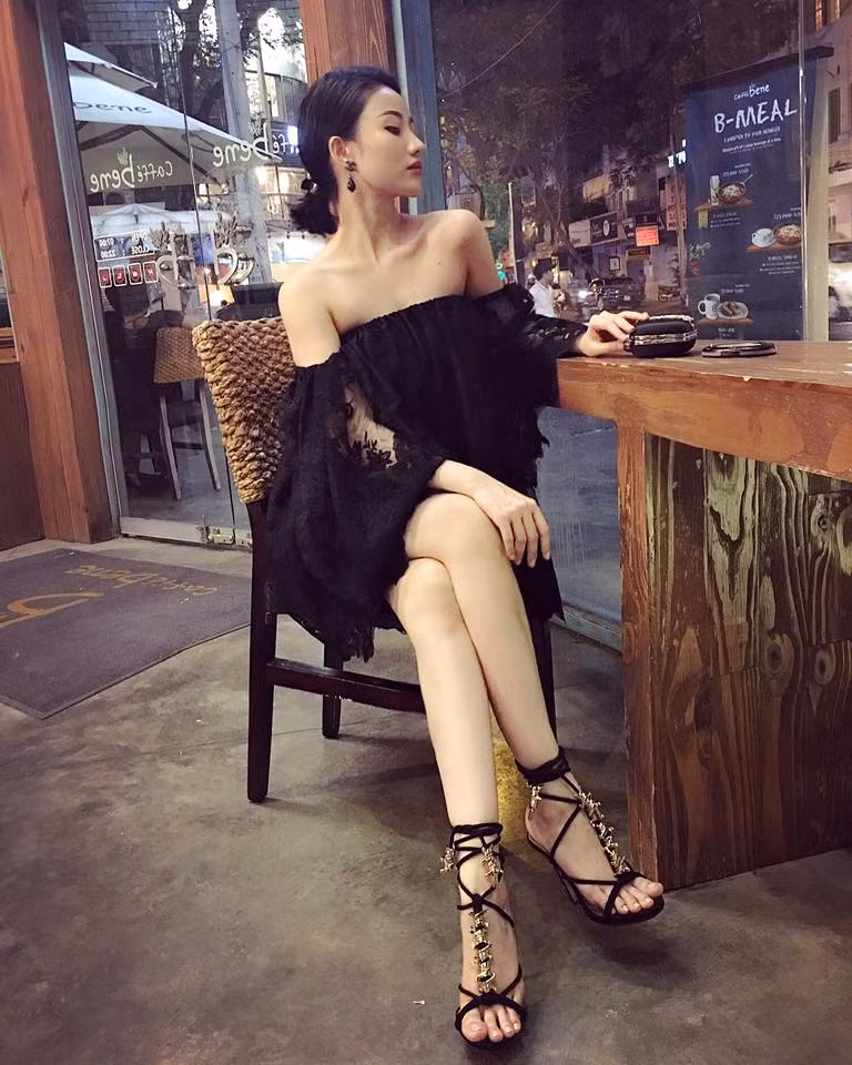 Một điều đáng chú ý khác là năm nay đã bước sang tuổi 29 nhưng Meo Meo có khuôn mặt và ngoại hình vẫn tràn đầy sức trẻ, sánh ngang rất nhiều cô gái kém mình vài tuổi. Thậm chí, sau vài năm Meo Meo hiện tại còn xinh đẹp, sang trọng và gợi cảm hơn rất nhiều. Dù đã sinh con nhưng cô nàng hot girl 8X này vẫn giữ được vóc dáng, thân hình rất đẹp và đáng ngưỡng mộ.