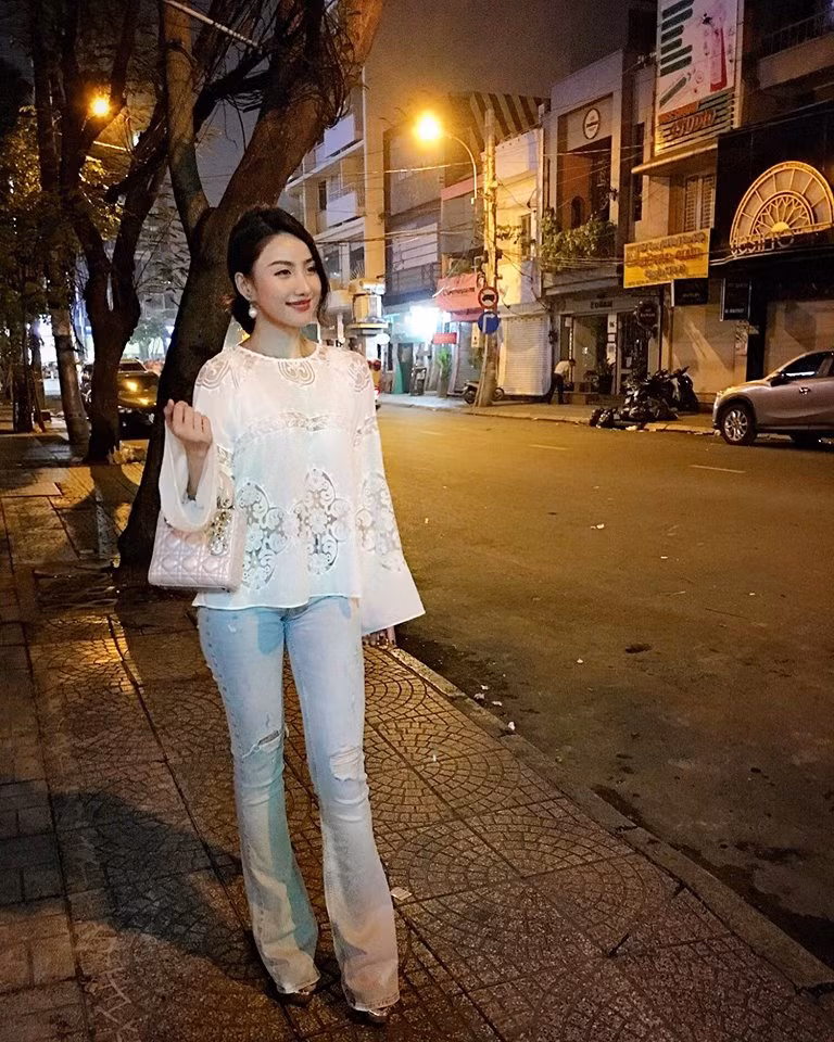 Giống như nhiều hot girl thế hệ 8X khác, hot girl nổi tiếng Meo Meo – tên thật là Lê Như Thùy, sinh năm 1987 hiện đã lập gia đình và sinh con. Dù đã sinh con được 4 năm nay, cuộc sống có nhiều thay đổi nhưng nếu ngắm nhìn Meo Meo ở hiện tại, dân mạng, giới trẻ Việt vẫn nhận ra ngay cô nàng “ăn chơi nức tiếng” ngày nào với vẻ bề ngoài rất sang trọng.