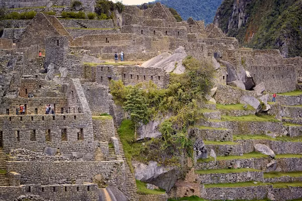 Dù đã được phát hiện hơn 100 năm trước, nhưng hiện nay Machu Picchu vẫn là một điểm nóng của tranh cãi học thuật, các nhà khảo cổ học và sử học tiếp tục tranh luận về nguồn gốc của nó.