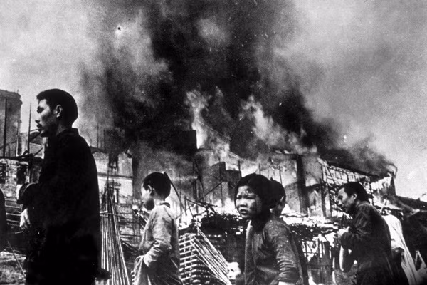 Người dân Trùng Khánh sơ tán sau một trận bom vào năm 1937. Trùng Khánh là mục tiêu chủ yếu của phát xít Nhật vì họ không thể tiến sâu vào bên trong thành phố.
