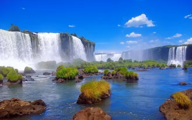  Thác Niagara: Thác Niagara nổi tiếng khắp thế giới với quy mô to lớn, vẻ đẹp hùng vĩ. Đây không chỉ có một thác nước, mà có tới ba thác nước gần nhau, nằm ở cả hai bên biên giới nước Mỹ và nước Canada, hợp thành một tổng thể hoành tráng. Năm 2011, số du khách đến thăm thác Niagara là 30 triệu người.