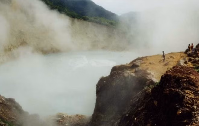  Hồ nước sôi, Dominicana. Hồ nước sôi đã được Unesco đưa vào danh mục những di sản thiên nhiên của thế giới năm 1997. Nước ở hồ duy trì ở mức 82 đến 95 độ C. Nó nằm ở độ cao 762 m so với mực nước biển, hồ rộng chừng 60 m và độ sâu xấp xỉ 95m.