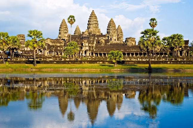 Thành phố Xiêm Riệp, Campuchia: Thành phố cũng chính là thủ phủ của tỉnh Xiêm Riệp. Kỳ quan nổi tiếng nhất là quần thể đền Angkor Wat, Di sản Văn hóa Thế giới. Ngoài ra tại đây du khách còn có thể thăm nhiều đền chùa, bảo tàng, làng văn hóa của người Campuchia. Với rất nhiều điểm tham quan du lịch, nhưng nơi này vẫn không bị quá tải. Du khách sẽ rất dễ dàng để tiếp xúc với những nền văn hóa tại địa phương.