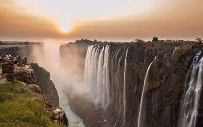 Thác Vinnufossen: Đứng thứ 6 trên thế giới về những thác nước cao nhất chính là Vinnufossen. Đây cũng đồng thời là thác nước được du khách đến thăm quan nhiều nhất khi tới vùng Sunndal, Na Uy du lịch. Độ cao của thác nước này là 860 m.