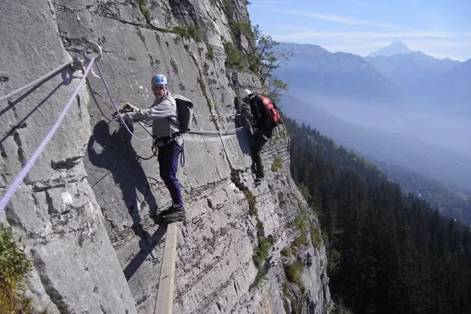  Via Ferrata (Italy và Áo): Tên con đường này nghĩa là “Đường sắt” trong tiếng Italy, chạy qua dãy Alps tuyệt đẹp của Italy và Áo. Ở một số đoạn đường, du khách phải bám vào cáp gắn trên vách núi để vượt qua. Ảnh: Unseentuscany.