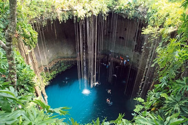 Ik Kil, Yucatán, Mexico: Được biết đến với cái tên “Hố sụt xanh linh thiêng”, hồ nước đặc biệt này có sức hấp dẫn kỳ lạ với du khách. Ngay cả đường đi xuống hồ cũng đem lại trải nghiệm thú vị, luồn lách qua những dây leo và cây nhiệt đới, với tiếng chim hót líu lo. Ảnh: Tuulavintage.