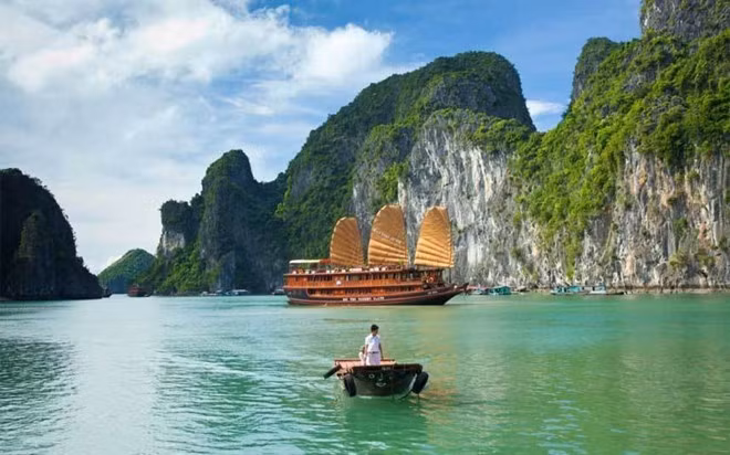 Vịnh Hạ Long: Được bình chọn là một trong những kỳ quan thiên nhiên thế giới mới, Hạ Long được đánh giá cao nhờ cảnh sắc độc nhất vô nhị. Ảnh: Telegraph.