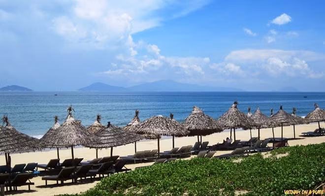 Bãi An Bàng, Hội An: Với sóng nhẹ, bãi cát trắng mịn, An Bàng là một trong những bãi biển ở Việt Nam đang dần trở thành điểm đến được nhiều du khách quốc tế yêu thích. Bãi biển tuyệt đẹp này của Hội An được CNN bình chọn vào top 100 bãi biển đẹp nhất thế giới. Ảnh:Vietnamonaplate.