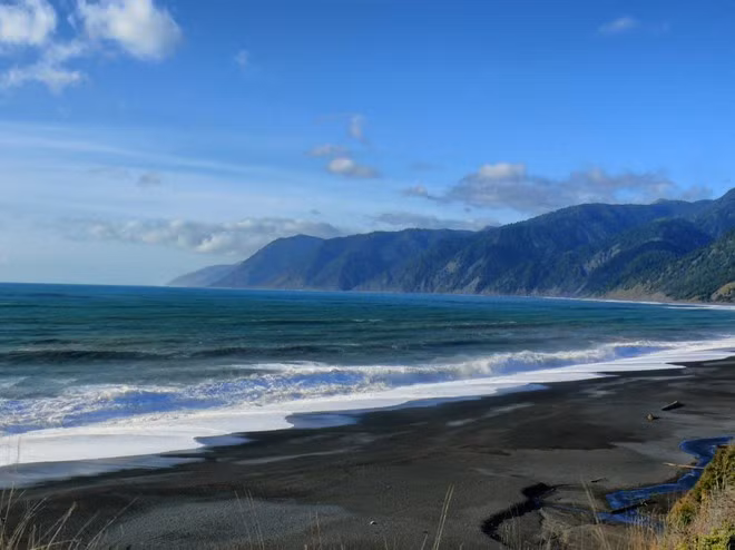 Bãi biển ở Shelter Cove, Humboldt County, California có màu xám do những vách núi đá gần đó xói mòn qua nhiều năm tạo thành.