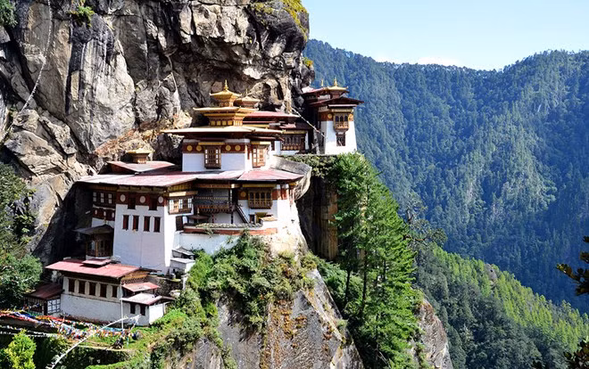 Đền Tiger’s Nest, Bhutan: Đây là một trong những kỳ quan châu Á nổi tiếng thế giới, còn có tên khác là Taktsang, là một tu viện linh thiêng xây dựng trên vách núi đá cao hơn 900 mét phía trên thung lũng Garo. Theo truyền thuyết của người Bhutan, cách đây 1300 năm, Liên Hoa Sinh (Guru Rinpoche) đã cưỡi hổ bay về đây để truyền dạy đạo Phật cho người Bhutan. Lý do khiến bạn nhất định phải tới đây bởi vị trí độc đáo của ngôi đền, cùng phong cảnh có một không hai.