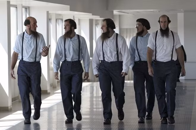 Trang phục: Phần lớn quần áo của người Amish do phụ nữ làm, theo phong cách đơn giản, nhạt nhòa để tránh thu hút sự chú ý tới vẻ ngoài của người mặc. Nam giới đội mũ rộng vành màu đen hoặc kết từ rơm, với quần màu tối và áo sơ mi. Ảnh: Daily Mail.
