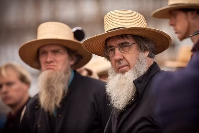 Cấm cạo râu: Nam giới người Amish phải để râu mọc tự do. Một trong những tội lỗi nghiêm trọng nhất trong cộng đồng này là cạo râu, khiến người đó bị xa lánh, tẩy chay. Ảnh: Sojo.