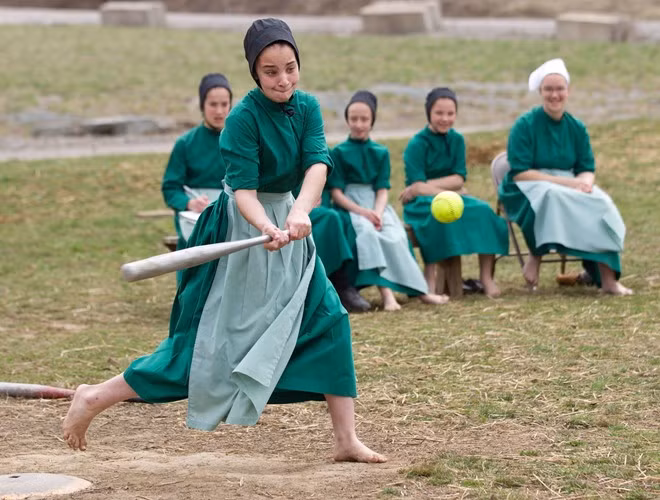 Ordnung: Đây là luật bất thành văn của người Amish, trong đó nhấn mạnh sự khiêm tốn, nghe lời và giản dị. Họ cực lực phản đối bất cứ hình thức bạo lực nào, đồng thời tránh tham gia chiến tranh, quân đội. Họ cũng tránh dính líu đến pháp luật, muốn tha thứ nhiều hơn là trừng phạt. Ảnh: Cbsnews.