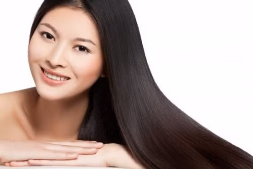 Tóc bóng mượt: Người có tóc bóng mượt luôn khỏe mạnh, phấn chấn, tràn đầy sức sống. Họ cũng là những người rất khéo léo, chỉn chu trong cách ăn mặc, hình thức bề ngoài cũng như ứng xử.