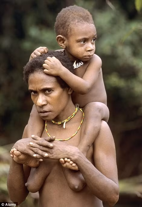 Một phụ nữ Korowai và con. Ảnh: Alamy.