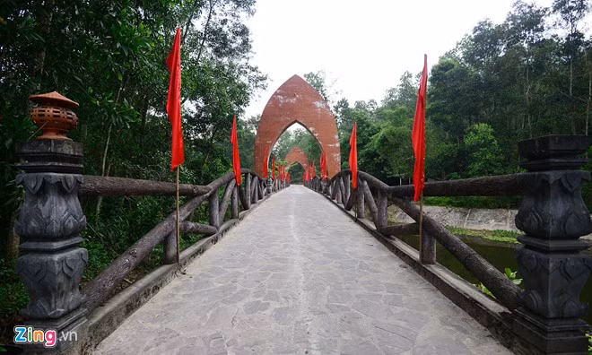 Nhiều cây cầu mới xây tại Mỹ Sơn cũng mang dáng dấp văn hóa Chăm Pa.