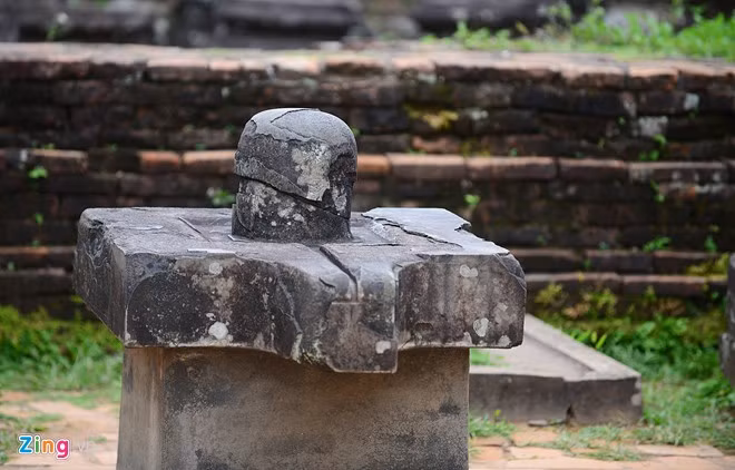 Những đền chính ở Mỹ Sơn thờ một bộ Linga hoặc hình tượng của thần Siva - đấng bảo hộ của các dòng vua Chăm Pa. Vị thần được tôn thờ ở Mỹ Sơn là Bhadrésvara - người sáng lập dòng vua đầu tiên của vùng Amaravati vào cuối thế kỷ 4 kết hợp với tên thần Siva, trở thành tín ngưỡng chính thờ thần - vua và tổ tiên hoàng tộc.