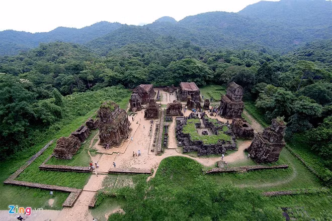 Khu đền tháp nằm trong một thung lũng có đường kính khoảng 2 km, xung quanh là đồi, núi. Trong mạch núi cao khoảng 100 m đến 400 m từ Đông Trường Sơn qua Mỹ Sơn đến kinh đô Trà Kiệu.