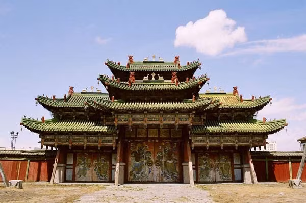  Cung điện Mùa Đông: Nằm ở rìa phía nam thủ đô Ulaanbaatar, cung điện Mùa Đông là cung điện duy nhất còn sót lại của các vị vua chúa Mông Cổ thời xưa. Vào sâu bên trong cung điện, du khách sẽ được chiêm ngưỡng các loại vũ khí, trang phục của nhiều tầng lớp trong đế chế Mông Cổ xưa, cũng như những vật trang trí được làm từ len, da, lông thú, với những chi tiết chạm khắc, vẽ tay tỉ mỉ, và vô cùng tinh xảo. Ngoài ra, bảo tàng còn lưu giữ bản Tuyên ngôn Độc lập của Mông Cổ khi tách khỏi Trung Quốc cùng những tác phẩm điêu khắc, nghệ thuật Phật giáo nổi tiếng.