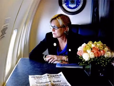 Susan Ford Bales - Phóng viên cho một ấn phẩm nổi tiếng, con gái của Tổng thống Mỹ thứ 38 - Gerald Ford. Là con gái duy nhất của Tổng thống Ford, bà Susan đã học nhiếp ảnh dưới sự kèm cặp của phóng viên Nhà Trắng David Kennerly. Bà sau này trở thành phóng viên ảnh của nhiều hãng tin, gồm cả AP và Newsweek.