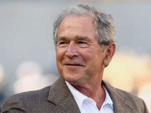 George W. Bush - Tổng thống Mỹ giai đoạn 2001 - 2009, con trai của Tổng thống Mỹ thứ 41 - George H.W. Bush. Hiện giờ, Tổng thống thứ 43 của nước Mỹ đang tận hưởng thời gian nhàn nhã sau khi về hưu, với tư cách là ông ngoại và một họa sĩ.