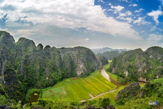 Khung cảnh Tam Cốc với non nước hữu tình tuyệt đẹp mùa lúa chín nhìn từ đỉnh núi Múa. Ảnh: Hachi8.
