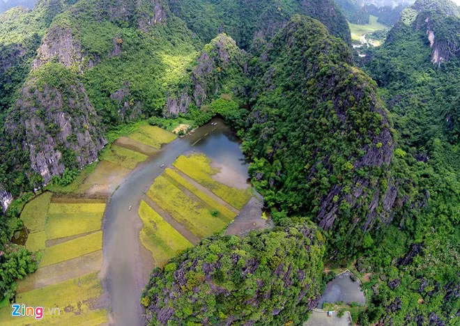 Hang Cả dài 127m, xuyên qua một phần núi lớn, cửa hang rộng trên 20m. Trong hang khí hậu mát ẩm và có nhiều nhũ đá rủ xuống với rất nhiều hình dạng. Hang Hai cách hang Cả gần 1km, dài 60m, trần hang có nhiều nhũ đá rủ xuống đẹp không kém hang Cả. Hang Ba gần hang Hai, dài 50m, trần hang như một vòm đá, thấp hơn so với hang Cả và hang Hai. Ảnh: Zing.