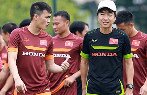 Bau Hien hua thuong dam cau thu ghi ban tran Man City