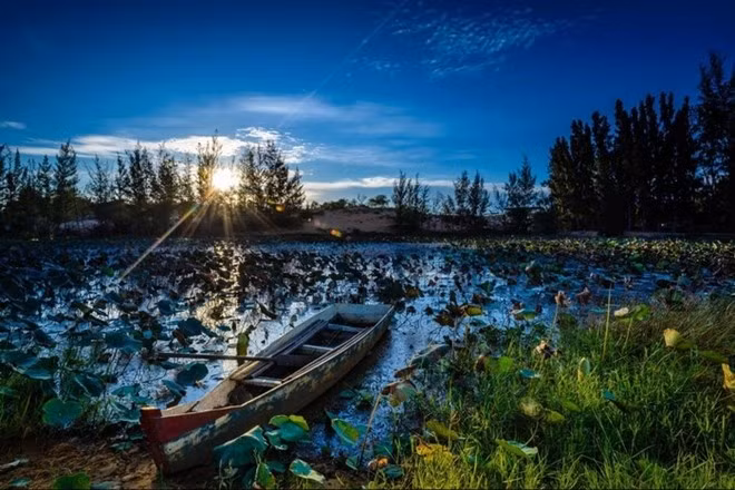 Hai trong những trải nghiệm lý thú tại đây là chạy xe mô tô địa hình chinh phục đồi cát và dong thuyền trên hồ. Ảnh: Pham Linh.