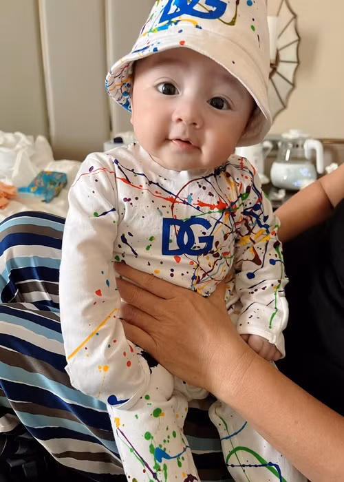 Nhóc tì nhà Chi Bảo trộm vía trông bụ bẫm với chân tay tròn lẳn, hai má phúng phính, đôi mắt to tròn đáng yêu.