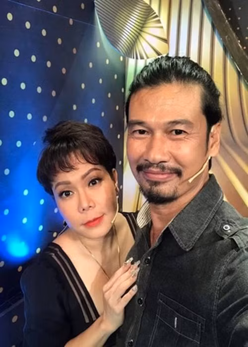 Trước đây, Tiết Cương yêu thầm Việt Hương khi cả hai học trường Nghệ thuật Sân khấu 2. Theo Tiết Cương, anh quá nhút nhát nên chưa kịp bày tỏ tình cảm thì cô bạn cùng lớp đã có người yêu. Ảnh: FBNV