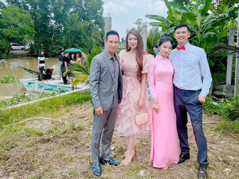 Trên fanpage, vợ chồng Lý Hải - Minh Hà vừa chia sẻ loạt ảnh đến dự đám cưới của Tiết Cương. Ảnh: FBNV
