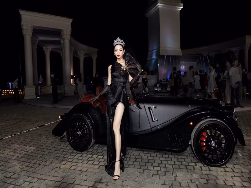 Lương Thùy Linh khéo khoe đôi chân nuột nà.