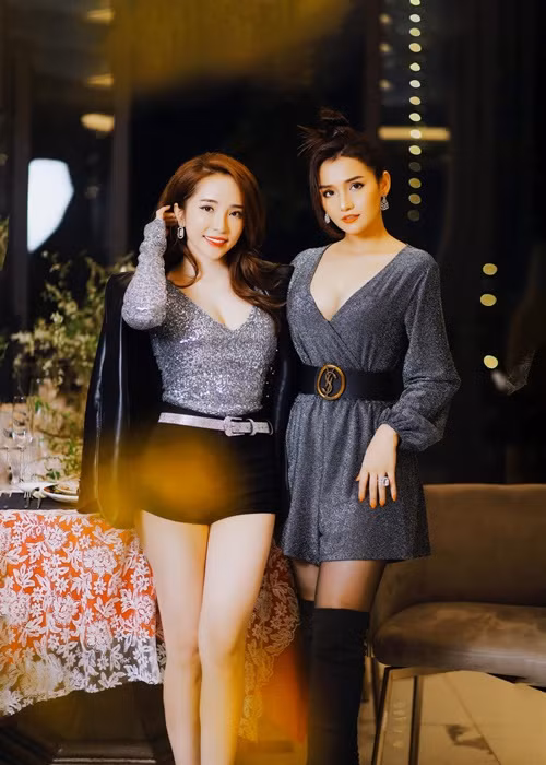 Quỳnh Nga và Lã Thanh Huyền không thua kém nhau về sắc vóc.