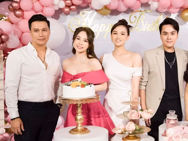  Quỳnh Nga - Lã Thanh Huyền (váy trắng) chơi chung nhóm. Sắp tới, cả hai cùng xuất hiện trên màn ảnh nhỏ.