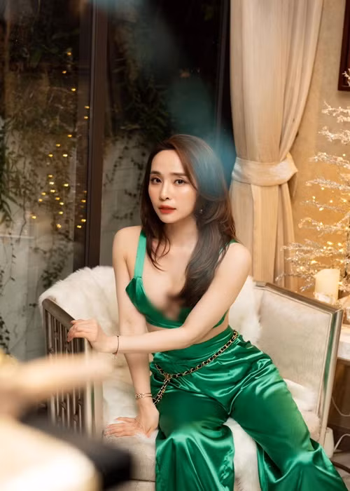 "Cá sấu chúa" Quỳnh Nga không cần phải sử dụng phụ kiện nâng đẩy vòng một như trước.