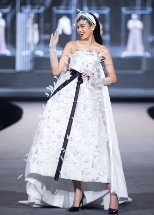 Người đẹp đến từ Thanh Hóa hóa búp bê.