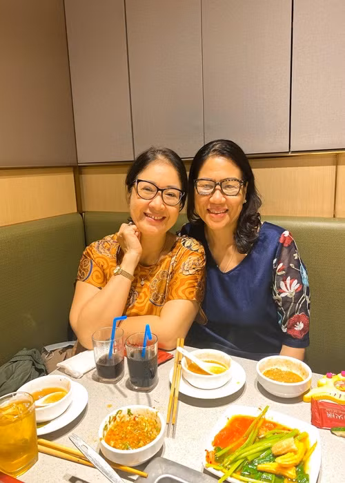 Mẹ chồng và mẹ đẻ của Lê Phương không ít lần đi ăn uống cùng nhau.