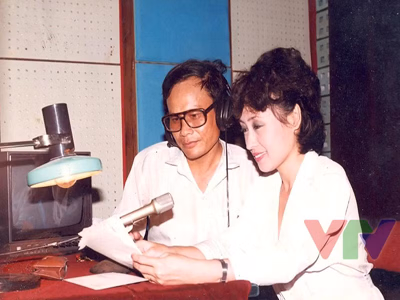 Sau hơn 20 năm gắn bó với bản tin Thời sự, Kim Tiến thôi làm phát thanh viên chương trình từ tháng 5/2001 và chuyển sang làm việc tại chương trình Hộp thư Truyền hình trên VTV1. Năm 2002, bà nghỉ hưu nhưng vẫn thường xuyên nhận được lời mời cộng tác của nhà đài. Ngoài ra, NSƯT Kim Tiến còn tự mở lớp và trở thành giảng viên dạy phát thanh, biên tập viên cho các bạn trẻ. Ảnh: VTV